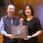 課程尾聲，新業(yè)建設(shè)卓勝隆董事長(圖左)準(zhǔn)備禮品致贈，感謝陳資璧講師(圖右)帶給我們精采充實的教育訓(xùn)練。