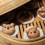 體驗(yàn)活動(dòng)—手作造型饅頭，捏出屬於自己的小小河貍(水中建築師)，點(diǎn)綴各式蔬果調(diào)色，讓大朋友與小朋友吃得更安心。