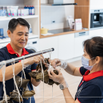 新業(yè)建設(shè) 邱正光 副總經(jīng)理賢伉儷，也加入這次公益包粽行列，身體力行，益起響應(yīng)，共創(chuàng)美好良善的循環(huán)。