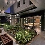 除了白天的明亮與綠意疊翠，臨近傍晚時(shí)，中庭植栽之間打著光芒，也帶來(lái)另一番曖昧的風(fēng)味。－【新業(yè)宜家】。