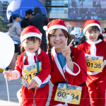 小小聖誕老人出發(fā)囉，今年新增的2K變裝組，讓賽道及會場上多了許多可愛的小小身影。