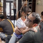 大手牽小手，與孩子們享受難能的親子時(shí)光，透過(guò)說(shuō)故事媽媽的引導(dǎo)，孩子們主動(dòng)給家長(zhǎng)一個(gè)大大的、溫暖的擁抱。