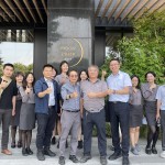 誠摯感謝臺中同業(yè)先進(jìn)，建樹建築與生活職人的歡聚，共同相知相惜！
卓勝隆董事長(圖中左一)帶領(lǐng)新業(yè)設(shè)計(jì)團(tuán)隊(duì)與創(chuàng)健健設(shè) 黃彬煌建築師(圖中右一)一同合影。
