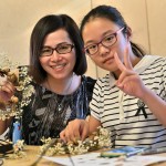 秋季微涼的天氣，讓我們一同將秋日的果實(shí)，巧手轉(zhuǎn)變成妝點(diǎn)居家空間的浪漫花圈。