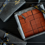 致上充滿(mǎn)聖誕氛圍的 #chochoco 比利時(shí)生巧克力，巧克力的質(zhì)感溫潤(rùn)如絲絨，在這感恩季節(jié)，與家人分享，感受輕柔滑順的幸福。