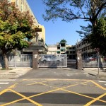 破損嚴重的圍牆改造為格柵，不僅讓視野穿透、也一併保有隱密性，整體與後門協(xié)調的連為一體。