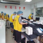 一早，甘霖基金會(huì)社工與志工們各司其職、分工合作，手腳俐落的準(zhǔn)備1000多份飯包，提供給臺(tái)中9大地區(qū)的長(zhǎng)者，也是每日問候的開始。