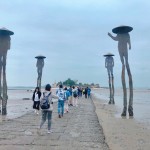 金門版「摩西分?！故墙üZ獨有的景觀，連接對面的島嶼，人們能踩著石板「濕路」徒步登島。