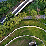 在水岸生活用緩緩的步調(diào)散步， 有時也能俯拾筏子溪畔垂釣人們的悠閒風(fēng)景