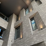 隨著午後陽光灑落與打燈的設(shè)計(jì)，建築立面也呈現(xiàn)出生動且多樣化的表情。