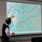 新業(yè)建設(shè)卓勝隆董事長 ，分享臺(tái)中市各區(qū)的發(fā)展與演變，讓新進(jìn)人員對此有全面的了解。