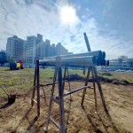 在豔陽高照的好日子，一支支即將深入地底的地質(zhì)鑽探用管，在一旁蓄勢(shì)待發(fā)準(zhǔn)備上場(chǎng)!