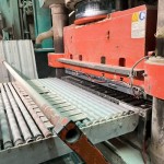 按照完美比例調(diào)配好的土料，送入機器將磁磚一一壓製成形，在此排列依序、登場亮相。