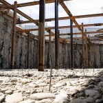 一根根的鋼筋植入土地，鮮紅色的標(biāo)籤紙是提醒灌漿師傅，填入的厚度。