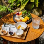 乳蛋白優(yōu)格搭配水煮蛋、現(xiàn)烤地瓜及當(dāng)季水果生菜，手作優(yōu)格創(chuàng)意健康料理。