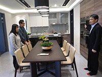 開放的廚房設(shè)計，全家人在餐桌一起用餐，也化身寬闊的工作空間。