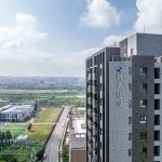 去年底交屋之又一力作－「築之細道」，座落於竹北市福興路?福興一路，混色外牆磚的柔和層次感與藍天白雲(yún)融為一體，如畫一般美好。