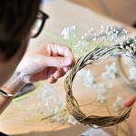 將滿天星修剪成想要的長度，一束一束裝飾上藤圈，讓花圈增添了一份手感的溫度。