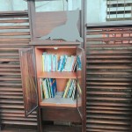 窗櫺式書櫃為本處書席主要之書籍分享空間，等您來交換一本好書。