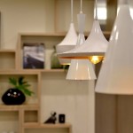 選用垂墜感的燈飾彰顯整個(gè)家居的格調(diào)，豐富家裡的空間層次，營造出更加溫馨、唯美的照明效果。