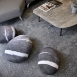 帶有紋路而圓潤(rùn)的石頭抱枕，不僅任人放心抱緊處理，也縱容思緒迴盪在花蓮海景，以及當(dāng)時(shí)腳下一顆顆圓圓的鵝卵石。