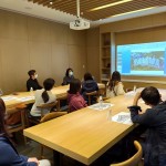 學生們齊聚宜家，建築師林宜峰介紹建築的美學、架構(gòu)設(shè)計，以及如何在符合建築原則的條件下，讓各元素一一呈現(xiàn)。