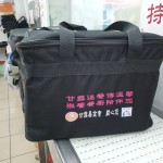 將飯盒裝至袋中，接下來(lái)就交給志工驅(qū)車前往每一個(gè)配送地，將熱騰騰的佳餚送到每一位長(zhǎng)者手中。