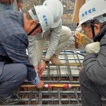 由新業(yè)建設(shè)名譽(yù)董事長(zhǎng)穆椿松先生（圖左一）、卓勝隆董事長(zhǎng)（圖右一）一同親手將主角「噴金漆鋼筋」綁紮、安置於屋頂中樑位置，代表著建築的穩(wěn)定與安詳。