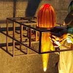 琥珀色的琉璃配上溫暖的黃光，彷彿歸家時心裡熱切的溫度，及充滿溫情的居家氛圍。