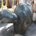 《漂浮著》作品上遍布切削、打磨的痕跡，在工具的選用上，運(yùn)用刀削手法呈現(xiàn)作品多樣化的表情。