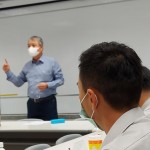 新業(yè)建設(shè)創(chuàng)辦人-穆椿松 分享公司的經(jīng)營理念，到個(gè)人工作態(tài)度抱持主動(dòng)、積極、樂觀的心態(tài)，相信在崗位及人生道路上能迎刃而解。