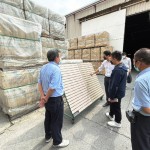 當天特地將山形磚搬至戶外，新業(yè)職人團隊宛如品鑑珍品般，仔細觀察磁磚在戶外陽光照射下的顏色紋理及曲線起伏。