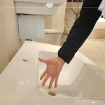 面盆的深淺度、弧度及材質(zhì)皆有講究，如何在使用時(shí)不易積水及水花四濺，清洗起來省時(shí)省力，也是職人衛(wèi)浴選品的考量點(diǎn)。