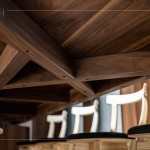 臺(tái)灣職人匠心的堅(jiān)持，使用傳統(tǒng)榫接作為主結(jié)構(gòu)，以全實(shí)木、雙榫榫接桌腳及支撐橫桿連接處，結(jié)構(gòu)單純且雙倍紮實(shí)。