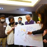 各小組交流分享，促進合作與腦力激盪，學(xué)習(xí)思考及問題分析的訣竅，整理出重要的觀點和結(jié)論。(圖右二為新業(yè)建設(shè)創(chuàng)辦人-穆椿松 先生)