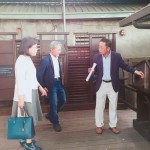 新業(yè)建設(shè)卓勝隆董事長(右一)帶領(lǐng)著文化局長王志誠(中間)及文學(xué)作家廖玉蕙(左一) 參觀書席，親自說明書席的設(shè)計理念。