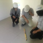 踏出的每一腳步，其實(shí)都能感覺(jué)到地板磁磚是否平整貼合。新業(yè)職人團(tuán)隊(duì)考量未來(lái)居住者的體驗(yàn)，進(jìn)行室內(nèi)地坪拋光磚貼作的平整度檢查。