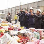 以新業(yè)建設(shè)名譽(yù)董事長(zhǎng)穆椿松先生（圖右三）、卓勝隆董事長(zhǎng)（圖右二）及簡(jiǎn)福榮總經(jīng)理（圖右四）、邱正光副總經(jīng)理（圖右一）為首，率領(lǐng)全體同仁一同祭拜祈福。祈求接下來(lái)的建築程序一切順利、未來(lái)住戶安居和樂。