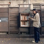 窗櫺式書櫃前伴著兩隻貓，每一位專注閱讀的書人也成為文學(xué)館最美的風(fēng)景。