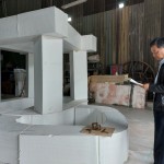 新業(yè)建設簡福榮總經理(右一)打量著眼前『灰階-方』藝術品的模型，期待著成品安置於社區(qū)中，為住戶帶來「藝」種美好的新「視」界。