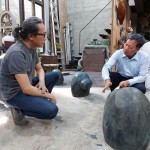 藝術(shù)家陳煜權(quán)（圖左一）與建築職人簡(jiǎn)福榮總經(jīng)理（圖右一）以蹲姿模擬水池的平視高度，討論著如何將藝術(shù)品與社區(qū)融合的美好樣貌，完美演繹。