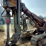 氣勢(shì)磅礡的地質(zhì)鑽探機(jī)，深入地底抽取的剎那間，有如電影般塵土飛揚(yáng)、滾滾黃沙的壯觀畫面。