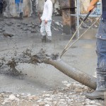 烈日之下，師傅們揮汗如雨的穩(wěn)住灌漿管道，慢慢地為基礎(chǔ)工程披上一層層肌理。