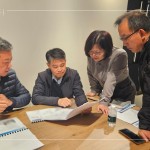 從設(shè)計(jì)、營(yíng)建、行銷、客服跨部門的整合討論，觀察衛(wèi)浴設(shè)計(jì)調(diào)性、材質(zhì)、規(guī)劃配置，細(xì)細(xì)琢磨，以講究打造生活。（圖左一為新業(yè)建設(shè)簡(jiǎn)福榮總經(jīng)理、圖左二為邱正光副總經(jīng)理）