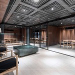 採(cǎi)光通透且獨(dú)立的家教室與公共空間，玻璃映照出層層疊疊的迷人椅背曲線，搭配歷史軌跡的石材與木材，層次裡更為空間注入一股有生命力的靈魂。