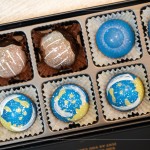 宇宙巧克力 - 將香草莢獨特的香氣與可可豆完美融合，巧克力都是親手繪製，星空圖樣包含著繽紛的內(nèi)餡，每一口都能感受到驚喜。