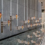 入口大面水景，一如滌去塵囂，步入小徑，由兩側(cè)的柔光引領，使人靜謐優(yōu)雅的歸來或到訪。