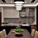 一些風(fēng)格感強(qiáng)烈的設(shè)計(jì)物件，加上花藝與綠色植物的妝點(diǎn)下，讓居家空間多點(diǎn)「森」氣。