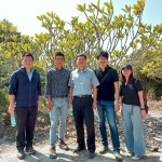 每一棵雀屏中選的小樹，都是經(jīng)由新業(yè)職人團(tuán)隊(duì)的專業(yè)見解，並審慎評(píng)估後決定出的結(jié)果。我們相信：「不只是我們選樹，樹也在選擇一個(gè)值得託付終身的對(duì)象」。(圖中為簡(jiǎn)福榮總經(jīng)理，圖左為吳志輝建築師）