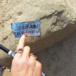 一經(jīng)新業(yè)職人選中的石頭，貼上屬於自己的標籤，象徵已屬於『大塊森鄰』的一員。